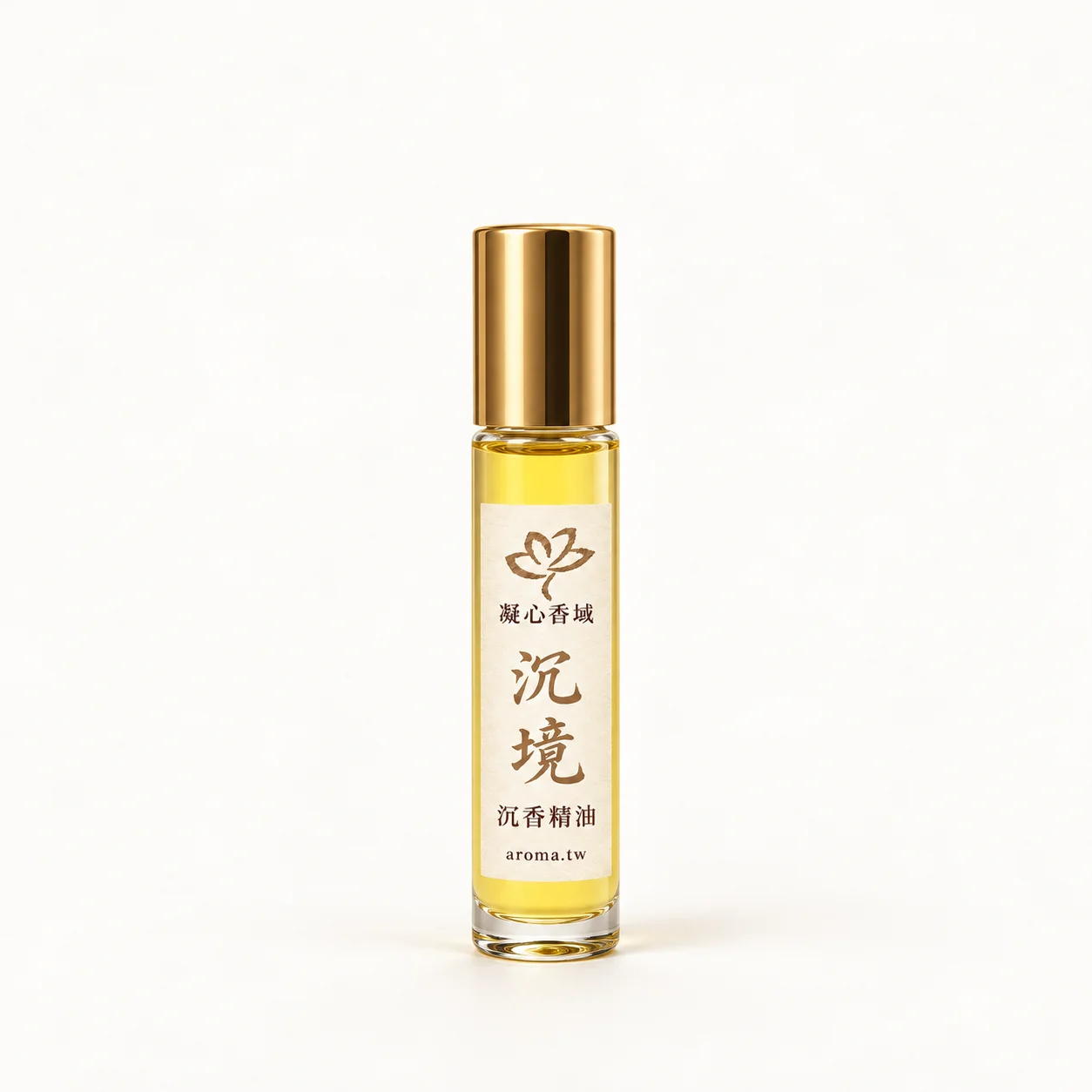 凝心香域沉境沉香精油圓瓶，金色瓶蓋搭配米白色蓮花標籤。